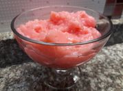 Una foto de helado de frutilla con leche