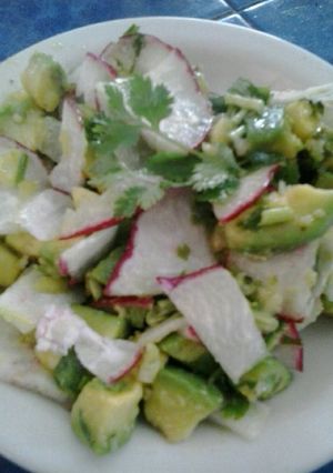 Una foto de Ensalada de aguacate y rábano