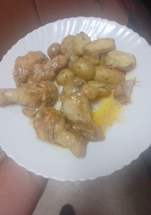 Una foto de Jamoncitos de pollo sabrosos al horno con guarnición