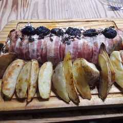 Una foto de Cerdo Arrollado con Ciruelas y Papas Rústicas