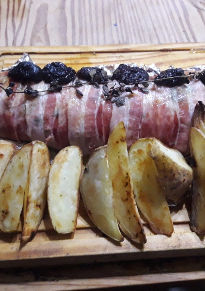 Una foto de Cerdo Arrollado con Ciruelas y Papas Rústicas