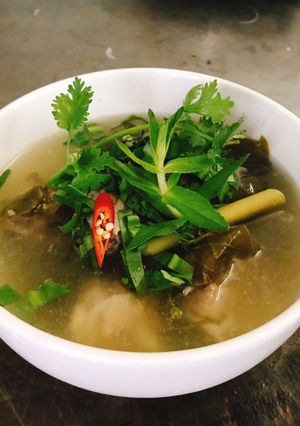 Hình của món Gà nấu lá giang.