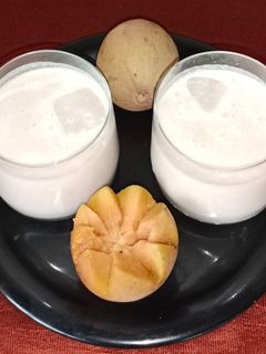 चिक्कू मिल्कशेक (Chikoo milk shake recipe in marathi) रेसिपी चे मुख्य फोटो 