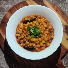 A picture of White matar chole.