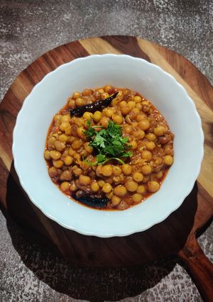 A picture of White matar chole.