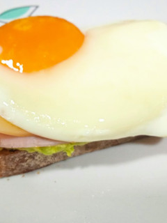 Una foto de Tostada con queso, aguacate, jamón York y huevo
