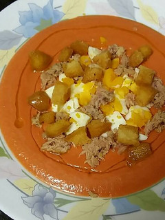 Una foto de Salmorejo con atún, huevo y pan frito