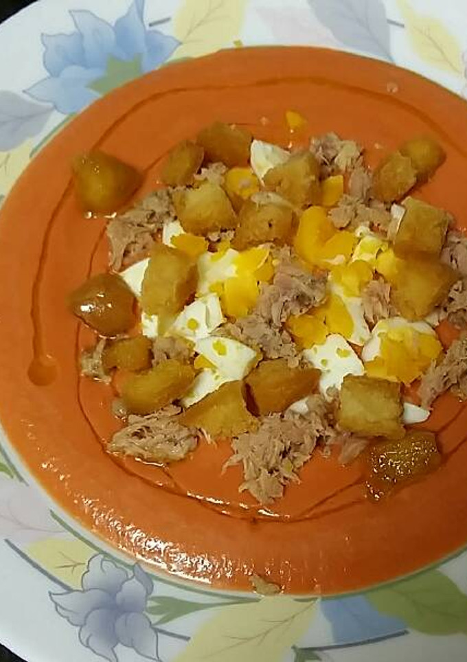 Una foto de Salmorejo con atún, huevo y pan frito