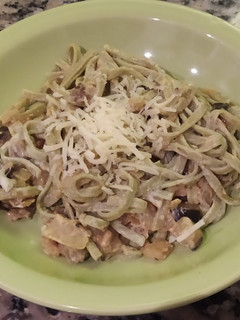 Una foto de Pastas con "salsa" de cebolla y berenjena
