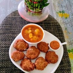 A picture of Dal Vada Aloo Dum Chutney.