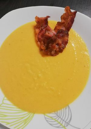 Édesburgonya krémleves bacon szalonnával recept fotója