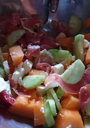 Une photo de Salade de concombre melon jambon fumé et feta