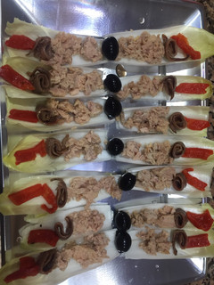 Una foto de Endivias con atún, anchoa, pimiento y aceitunas negras