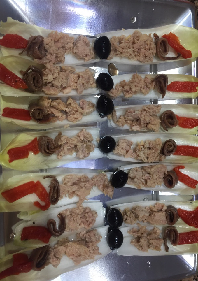 Una foto de Endivias con atún, anchoa, pimiento y aceitunas negras