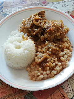 Una foto de Frejol panamito con muslitos de pollo