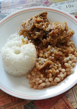 Una foto de Frejol panamito con muslitos de pollo