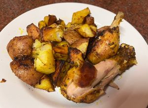 Una foto de Patitas de pollo con papas rústicas al horno