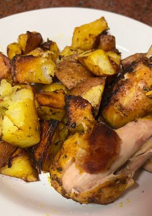 Una foto de Patitas de pollo con papas rústicas al horno