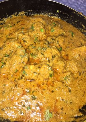 A picture of Restaurant style butter chicken.