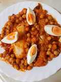 Merluza con garbanzos y tomate