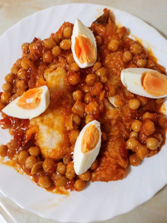 Una foto de Merluza con garbanzos y tomate