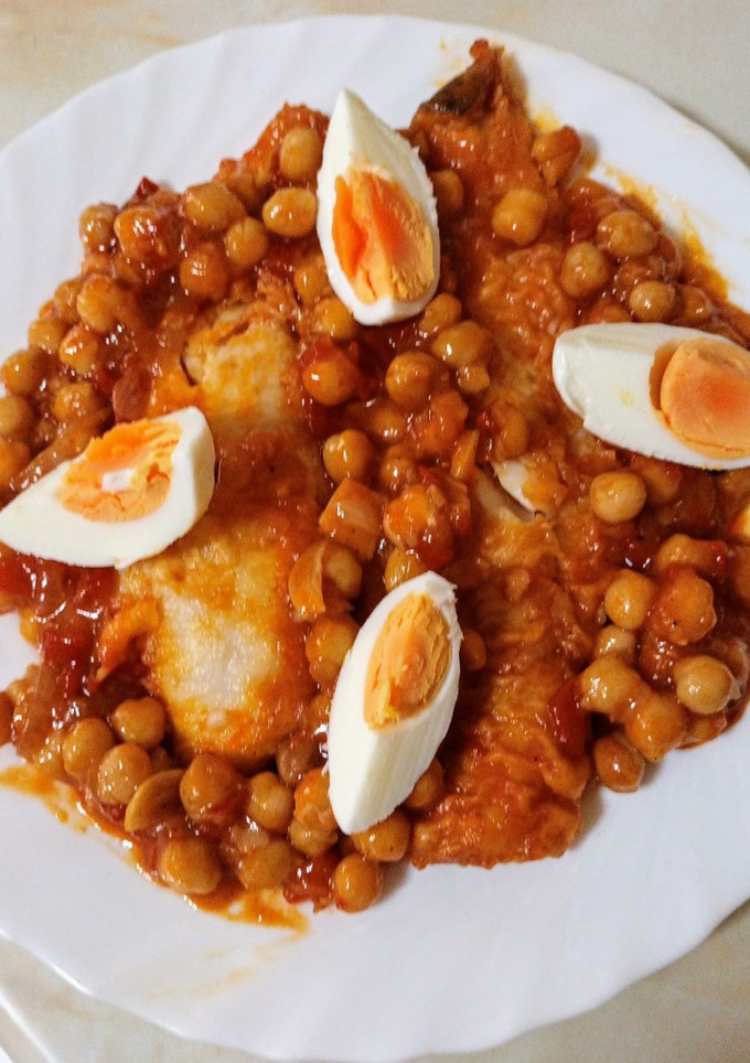 Una foto de Merluza con garbanzos y tomate