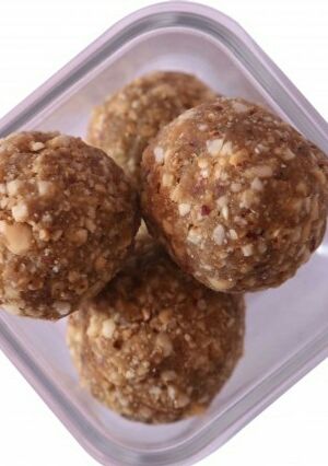 A picture of Peanut ladoo.