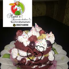 A picture of Mini red valvet fruit cake.