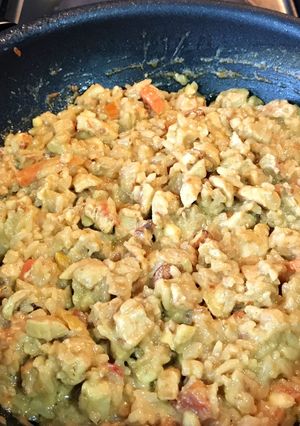 Una foto de Pollo con salsa de curry, crema de coco y arroz