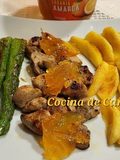 Una foto de Solomillo de cerdo con manzana y espárragos trigueros