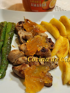 Una foto de Solomillo de cerdo con manzana y espárragos trigueros