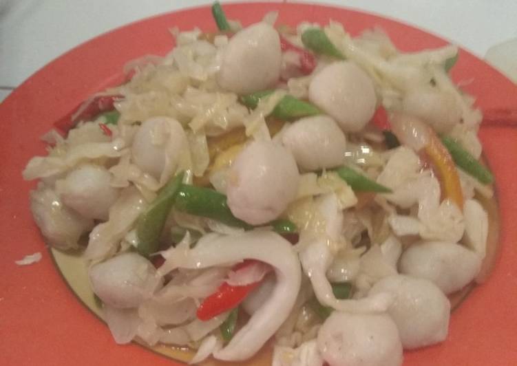 Bahan meracik Tumis kubis bakso ikan Lezat