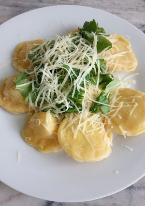 Una foto de Sorrentinos de roquefort y cerezas