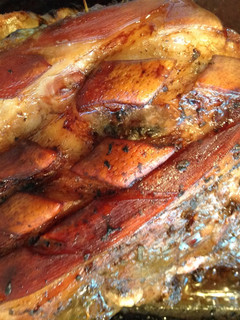 Una foto de Pernil de puerco estilo navideño