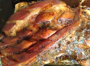 Una foto de Pernil de puerco estilo navideño
