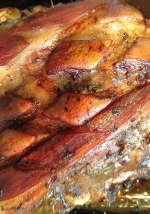 Una foto de Pernil de puerco estilo navideño