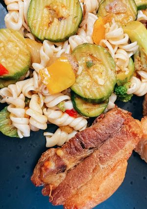 Tésztasaláta Sült oldalas recept fotója