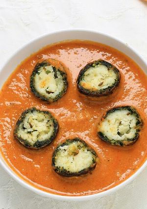 A picture of Stuffed Palak kofta curry.