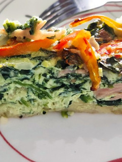 Una foto de Quiche de espinaca en cama de papa