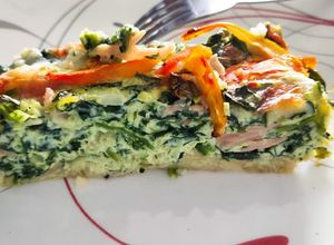 Una foto de Quiche de espinaca en cama de papa