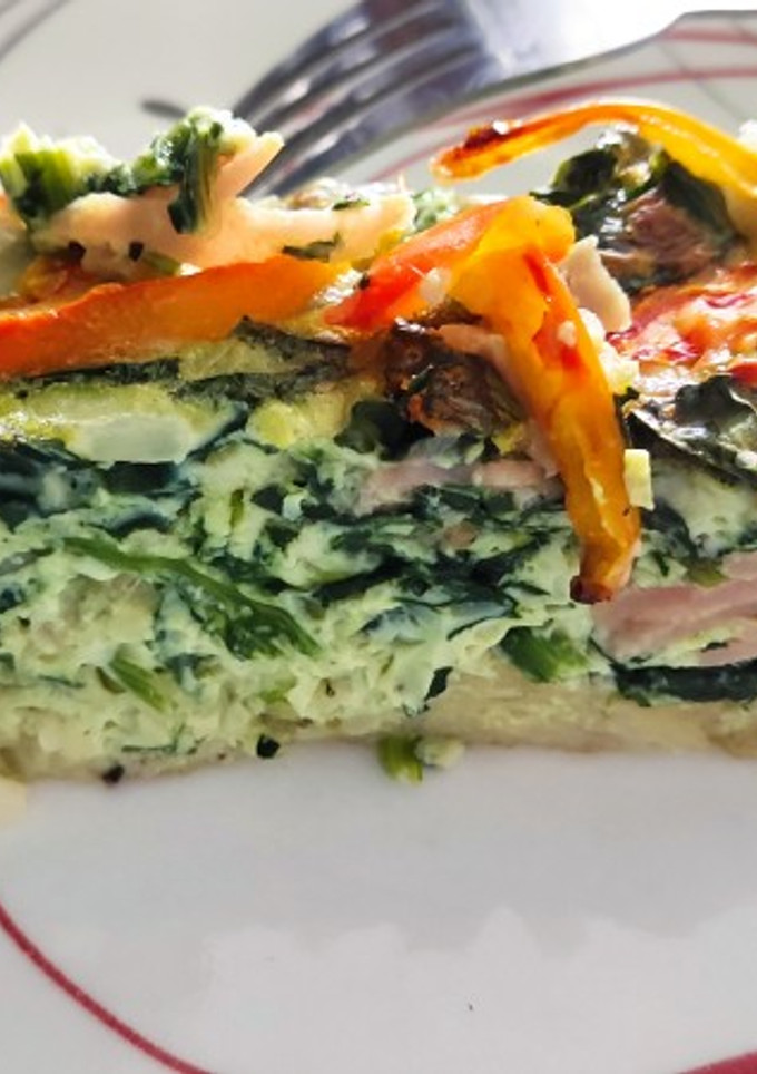 Una foto de Quiche de espinaca en cama de papa
