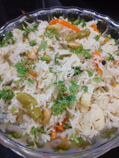 व्हेज पुलाव (veg pulav recipe in marathi) रेसिपी चे मुख्य फोटो