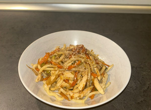 Foto di Noodles con pollo e verdure