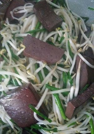 Hình của món Huyết xào giá.