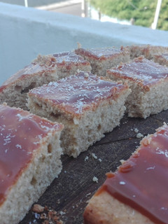 Una foto de Torta de coco con dulce de leche