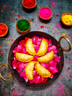 માવા ના ઘૂઘરા / ગુજીયા (Mava ghughra/gujiya recipe in Gujarati) રેસીપી મુખ્ય ફોટો