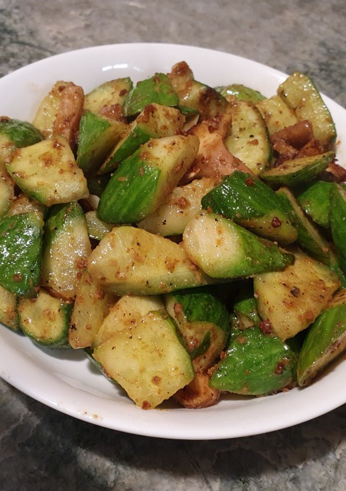 A picture of 沙茶黃瓜（Vegan）BBQ source with cucumber.