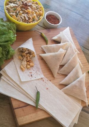 A picture of Chicken cheese samosas.