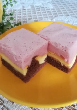 Zdjęcie przepisu Sernik na cieście olejowym z pianką truskawkową.