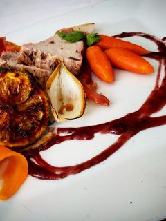 Una foto de Lomo de cerdo en salsa de zarzamora y vino tinto